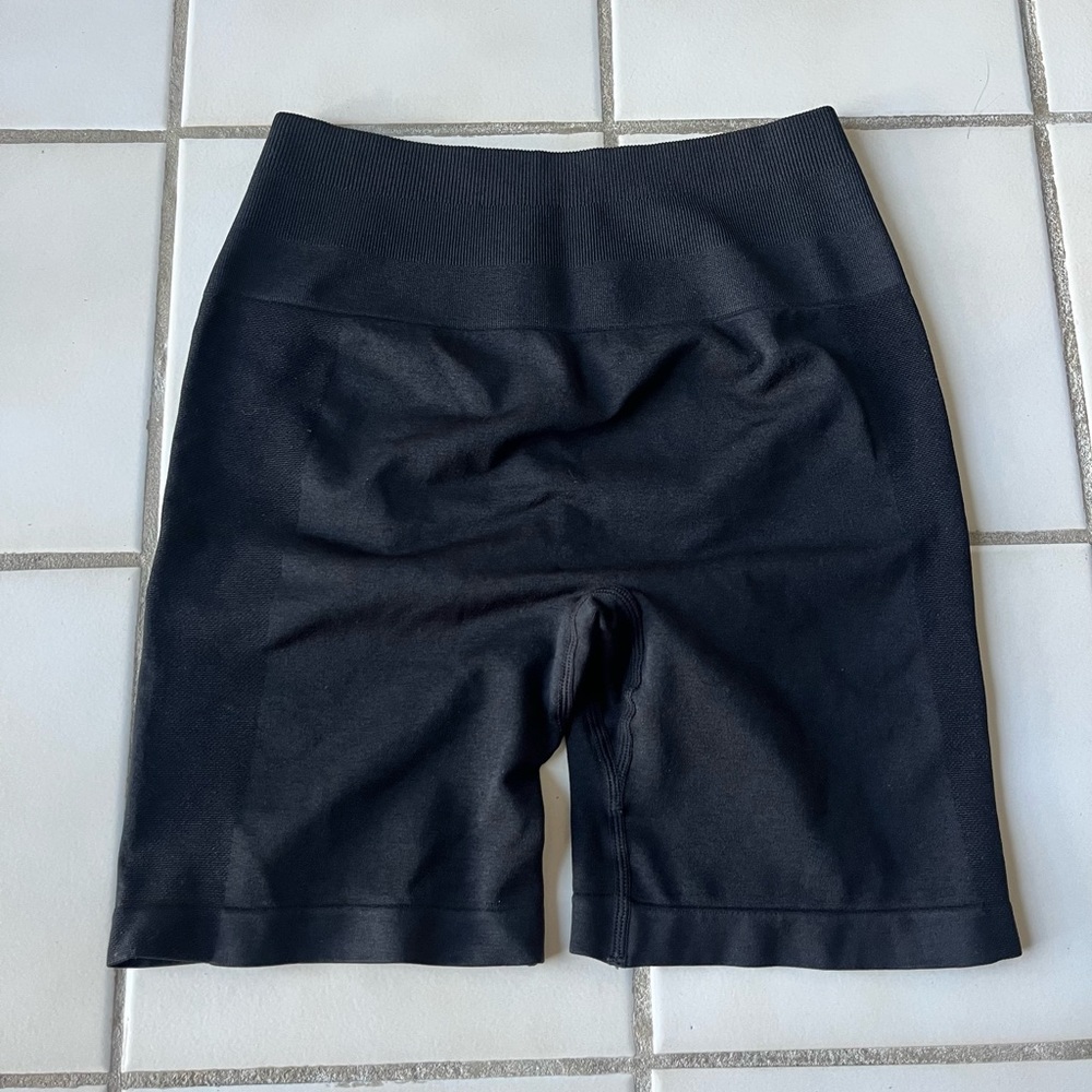 YEOREO Black Scrunch Shorts (Size: Small)